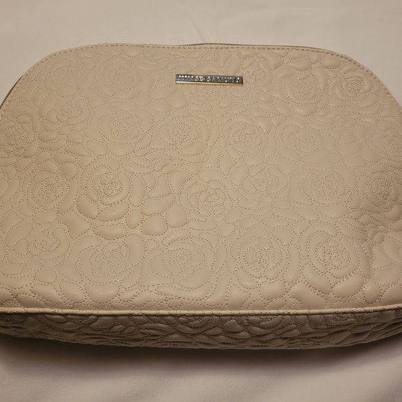 Vince Camuto Handbags - Vince Camuto Cream Quilted Cosmetic Bag
